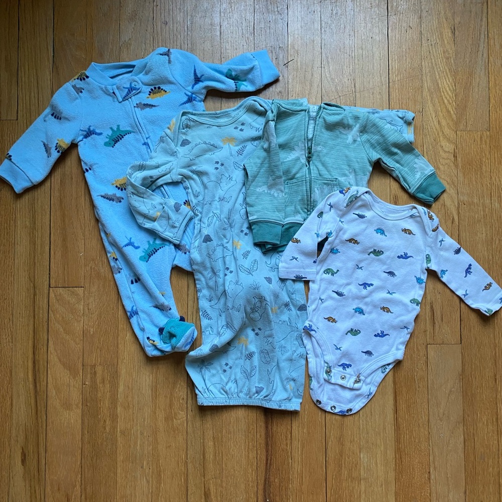 🦕0-3 months/3 months, excellent used condition, dinosaur print clothes, pajamas